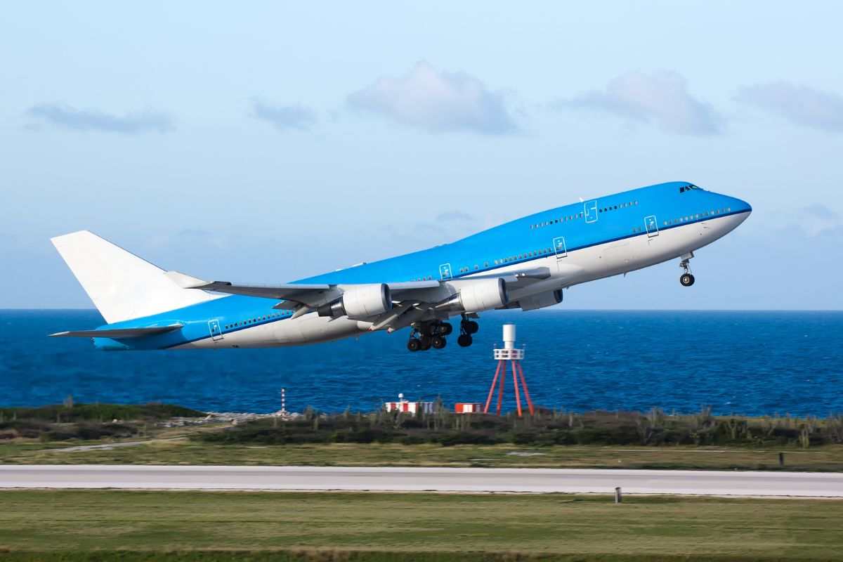 Aereo in arrivo sulla pista