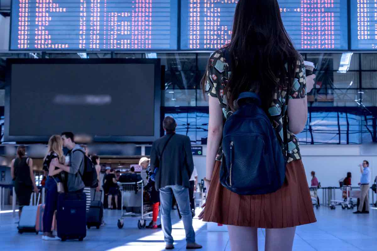 Ragazza aspetta l’aereo come in un film