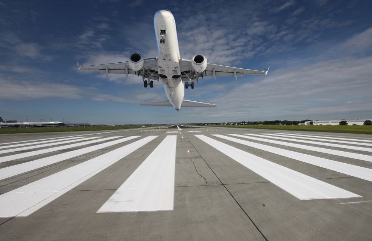 Un aereo al decollo