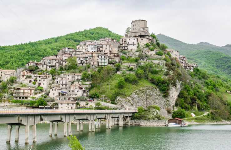 borgo lago lazio 